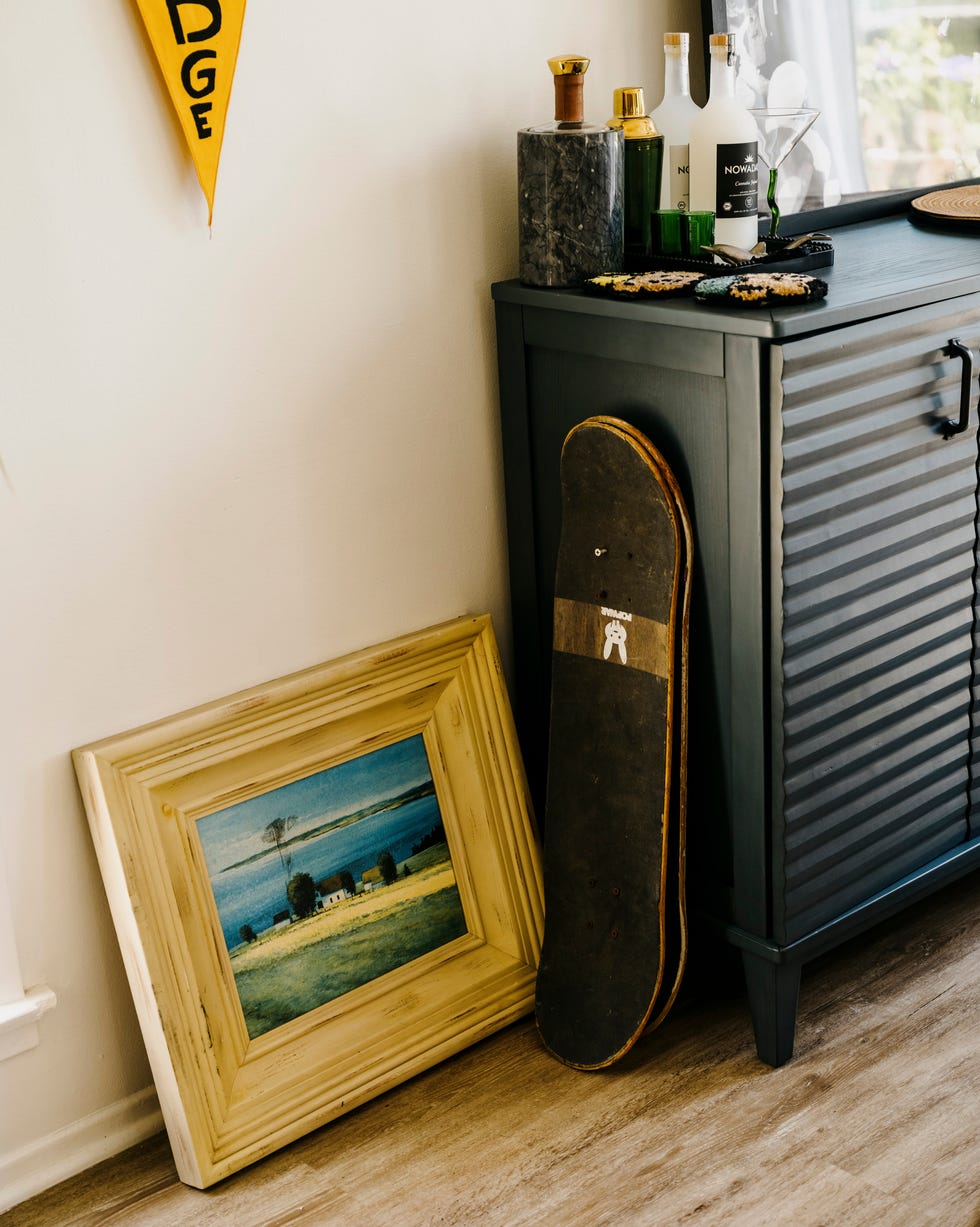skateboard og kunst på bakken ved siden av en credenza