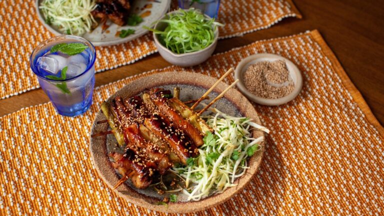 Nicos kylling- og baconspyd med lime- og korianderslaw