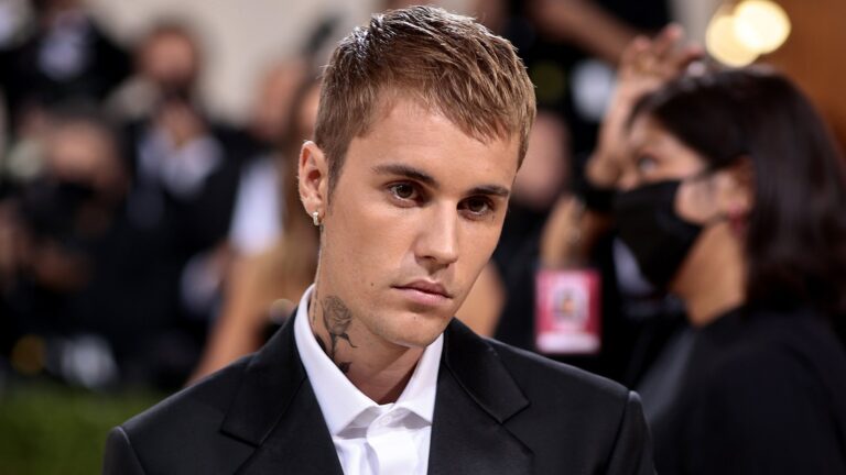 Justin Bieber hyller Liam Payne mens tjenestemenn fortsetter etterforskningen