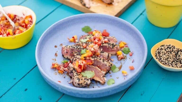 Nicos svidd tunfisk med steinfruktsalsa