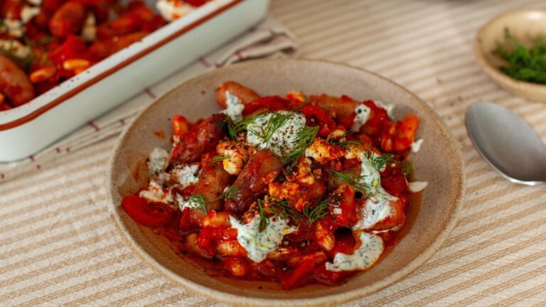 Nicos harissa cocktailpÃ¸lsebakebake med urte-tahinyoghurt