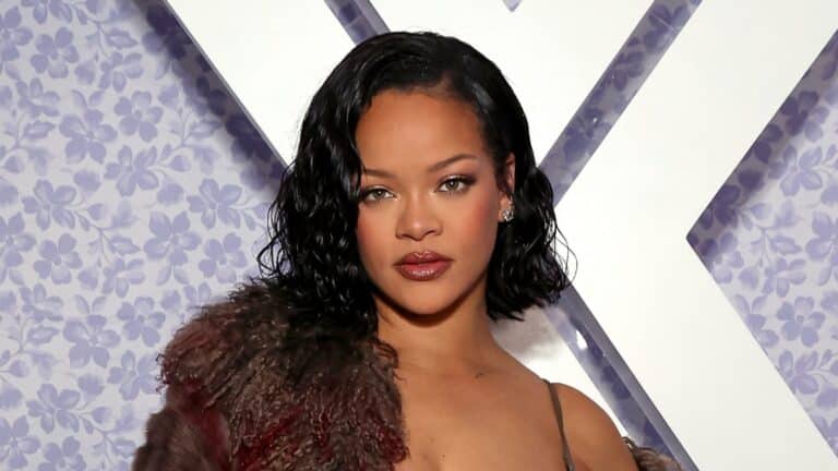 Rihanna vitser om at hun vil bruke sÃ¸nnens pass for Ã¥ stemme ved valget i USA