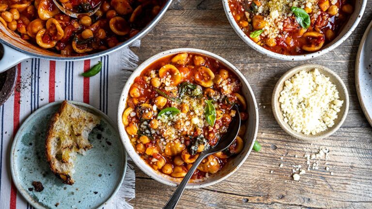 Donals tomat- og kikert-orecchiettesuppe