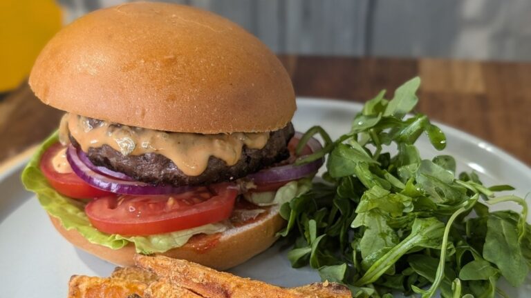 Derry Clarkes biffburger, velsmak, sylteagurkdressing og sÃ¸tpotetfries: I dag