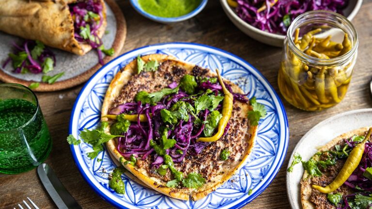 Donals lammehakkede flatbrÃ¸d med zhoug og syltet slaw