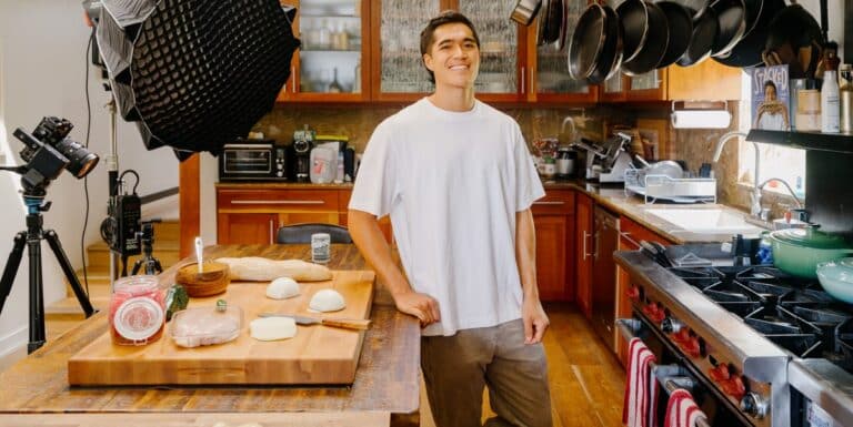 Inne i Owen Han's Industrial Grade Rental Kitchen and Studio