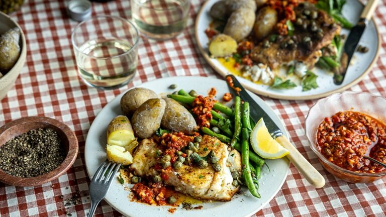 Donal Skehans enkle brune smÃ¸rstekt fisk med whizzed romesco saus og spanske kokte babypoteter