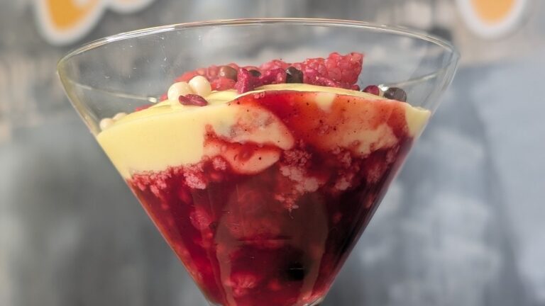 Nevens lemon curd ostekake med posjerte bÃ¦r: I dag