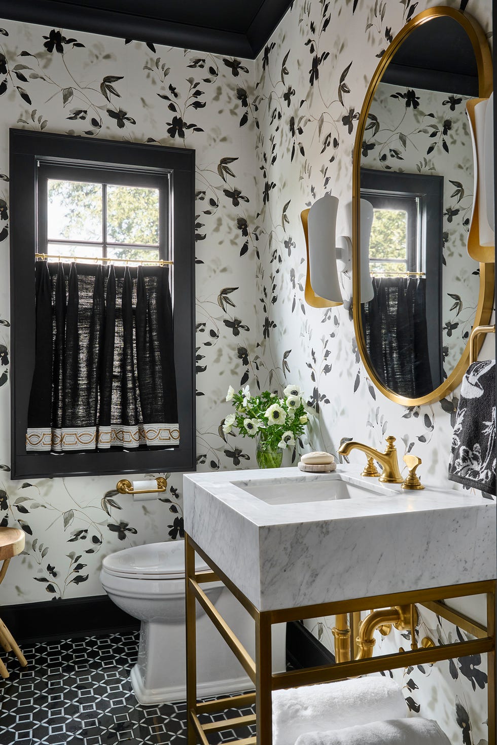 elegant bad med blomstertapet og moderne innredning