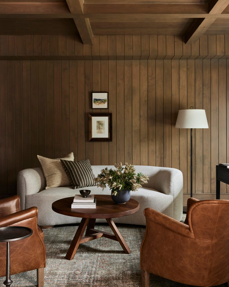 den kontoret fungerer som et rolig tilholdssted hvor vinylplatesamlingen holdes sofa tilpasset, fellesskap mfg stoler og sidebord fire hender lampe visuell komfort co salongbord og teppe vintage panelvegger, utsatt stråle stille tid varme toner og naturlige teksturer tok dette indiana-hjemmet fra hule til koselige varme nøytrale farger, williams creek, indiana, bolig i georgisk stil, naturlige materialer, treaksenter
