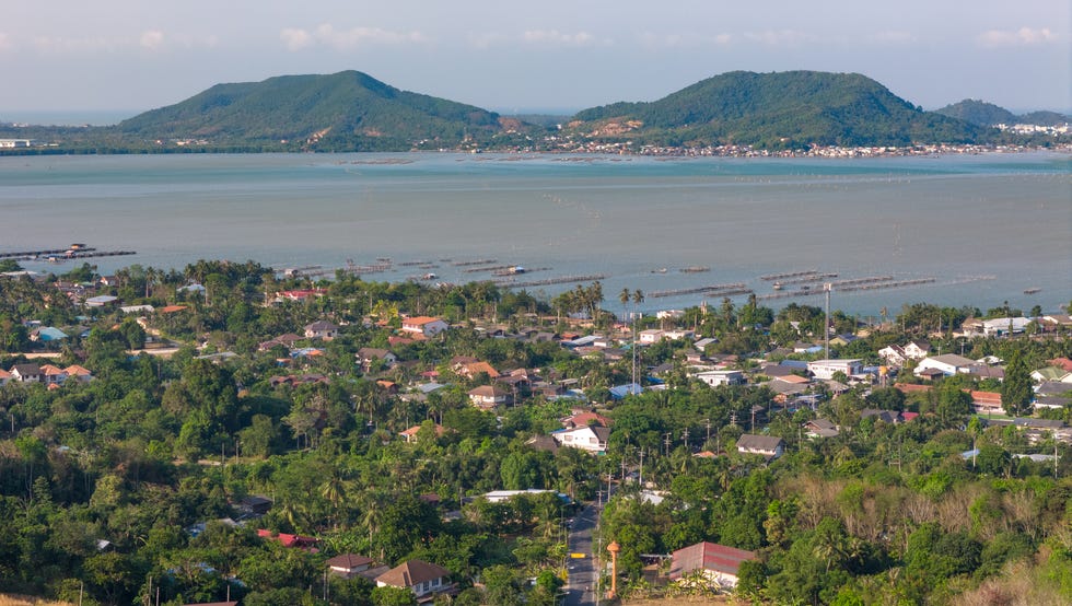 Liten by fra luften nær havet i Songkhla-provinsen, sør i Thailand liten by fra luftfoto nær havet i Songkhla-provinsen, sør for thailand