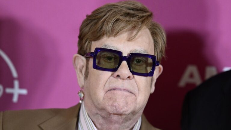 Elton John avslÃ¸rer at infeksjon har pÃ¥virket opptaket