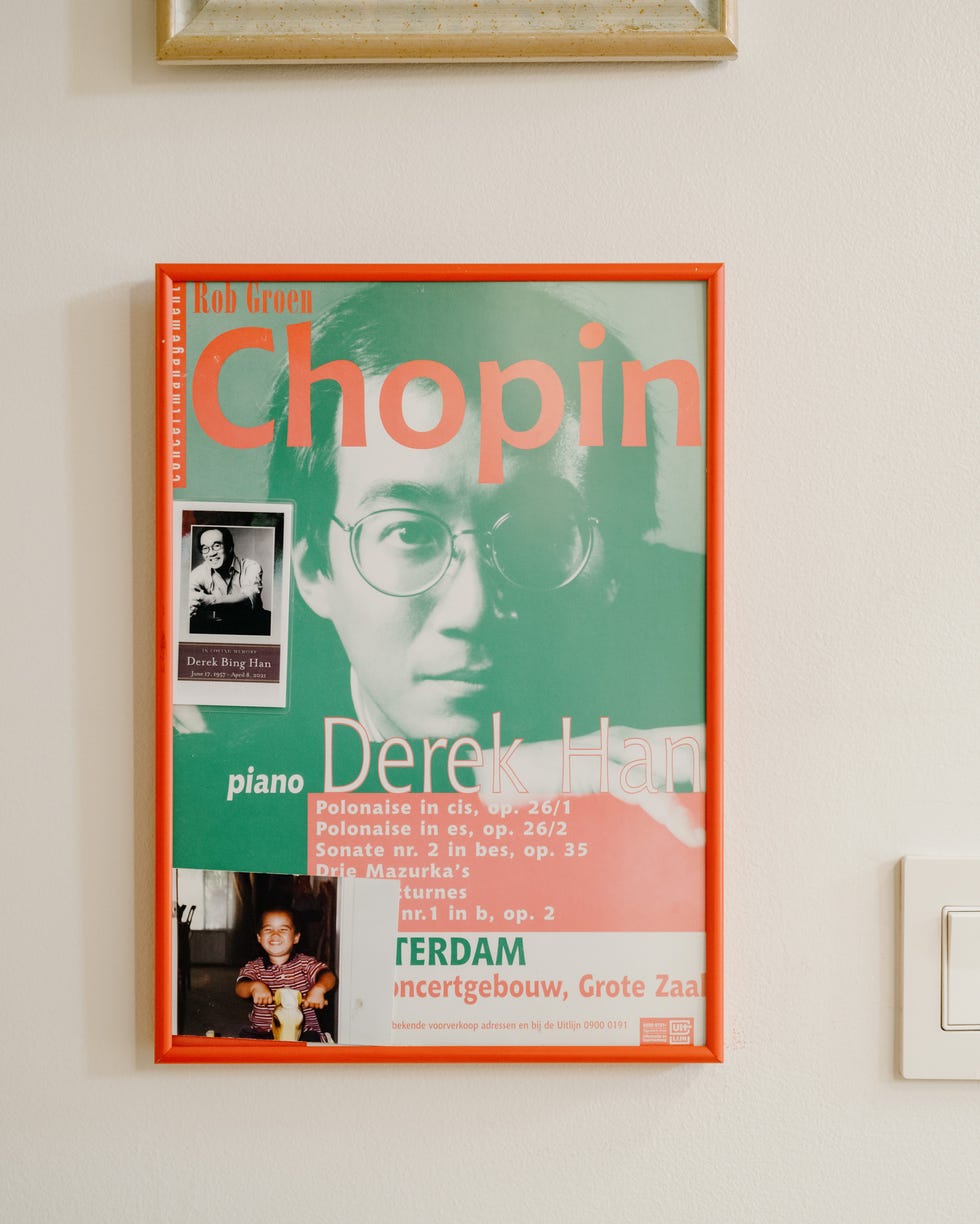 Innrammet konsertplakat og fotografi vist på vegg