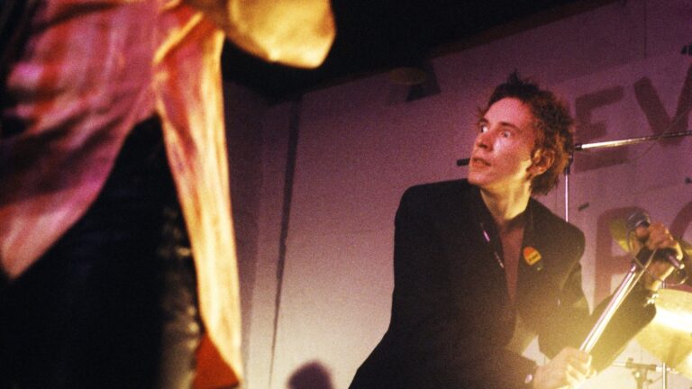 Signerte Beatles-foto og Sex Pistols-tekster selges for mer enn â‚¬159 000