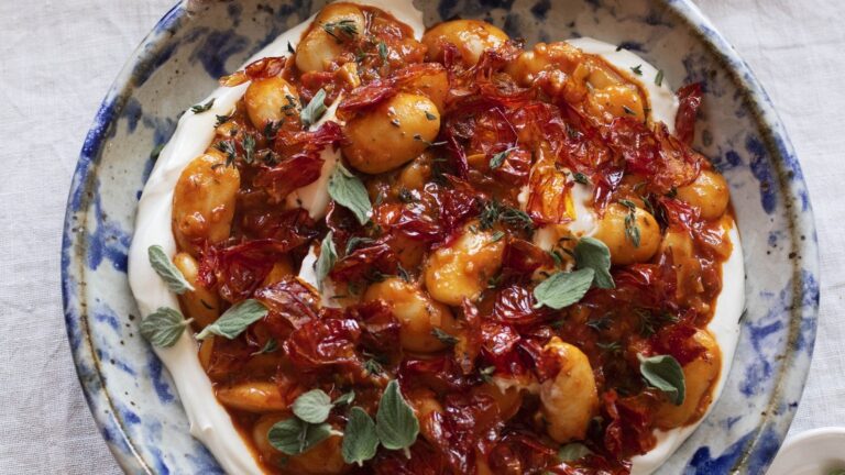 Yotam Ottolenghis smÃ¸rbÃ¸nner med ristede cherrytomater