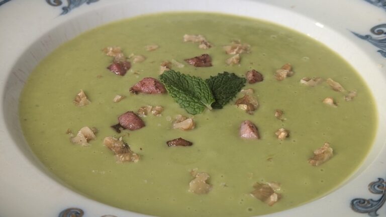 Fulvios sjalottlÃ¸k ertesuppe med sprÃ¸ baconmynte og valnÃ¸tter