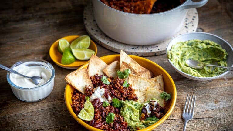 Donals raske chili med hjemmelagde airfryer-tortillachips og guac