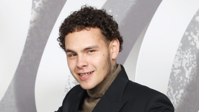 Rapperen Slowthai frikjent for Ã¥ ha voldtatt to kvinner pÃ¥ after-show-festen