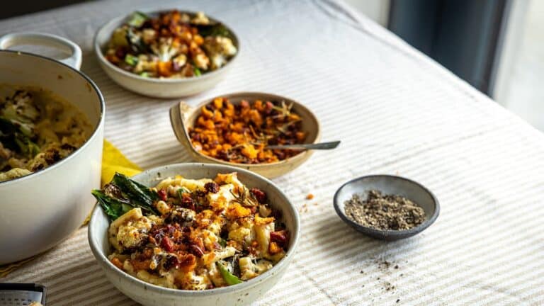Donal Skehans blomkÃ¥l-mac & cheese med chorizo-brÃ¸dsmuler