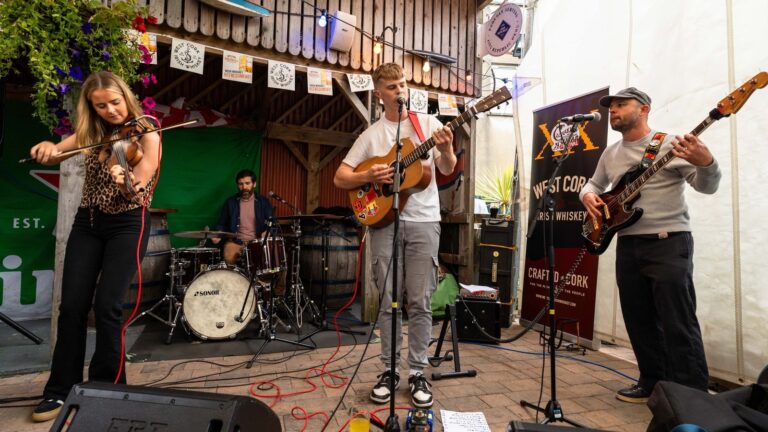 Bak musikken - Andrew Whelton