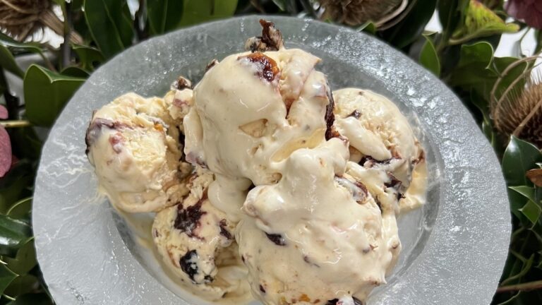 Rory's Christmas Ice cream med whisky-gjennomvÃ¥te svisker, kandiserte amarena-kirsebÃ¦r, kandisert appelsin og sitron og sprÃ¸ mandel i flak