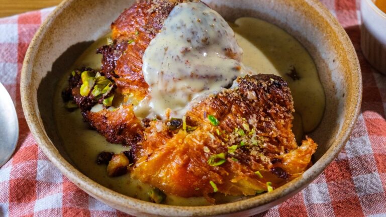 Off Duty Chef: croissant- og smÃ¸rpudding med sjokolade og pistasj, Baileys vaniljesaus