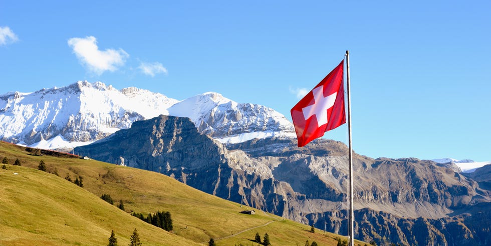 sveitsisk flagg foran Berner Alpene panorama