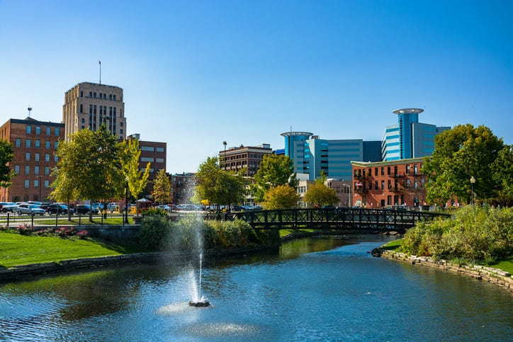 kalamazoo, michigan skyline og bekk