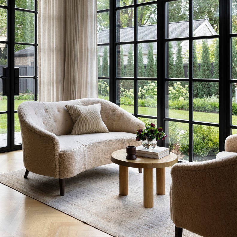 hold linjen elegant design, nøytral fargepalett chicago hjem designet av wendy labrum med michael abraham arkitektur inspirasjon engelsk herregård med en moderne vri solrom pendel lamper rose uniacke draperier nobilis sofaer tilpasset, i edelman skinn shearling store vinduer, solfylte rom, lys innredning 