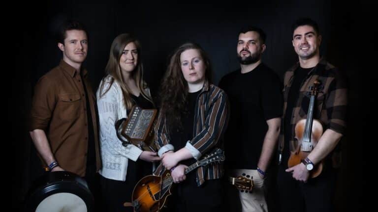 Bak musikken - Billow Wood