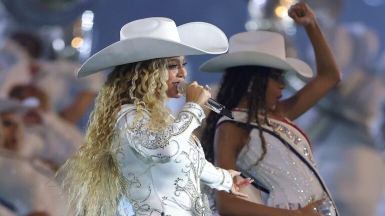 BeyoncÃ© vender tilbake til NFL-halvtid pÃ¥ juledag med stjernespekket ode til Texas