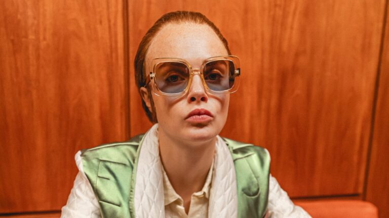 Cara Delevingne spiller Elton John i videoen Step into Christmas