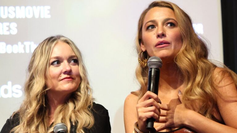 Colleen Hoover stÃ¸tter Blake Lively midt i et lovlig trekk