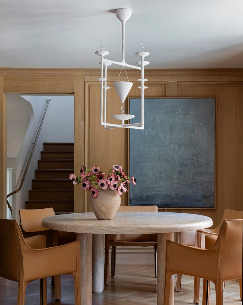 hold linjen elegant design, nøytral fargepalett chicago hjem designet av wendy labrum med michael abraham arkitekturinspirasjon engelsk herregård med en moderne vri spisestue den utradisjonelle geometriske gipslysekronen av alexandre log ble funnet på 1stdibs art matthias fabre stoler cassina rundt spisebord