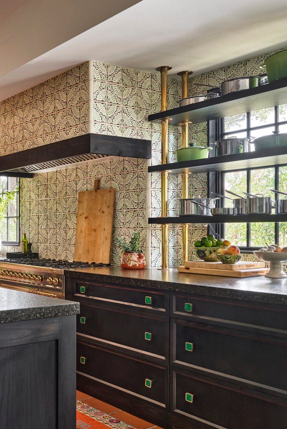 designer shazalynn cavin winfrey brukte den samme flisen for ventilatoren og backsplash, men la til en kontraststrikk