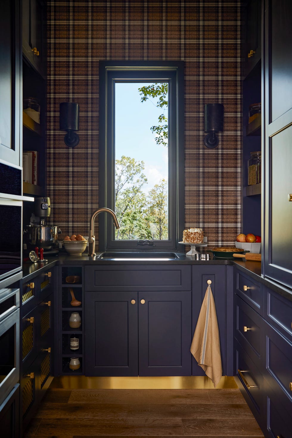 kjøkkenet designet av kelsey leigh design co kelseyleighdesigncokelsey mcgregor naturlig finish, organiske teksturer skittent kjøkken, et skjult rom som er tilgjengelig gjennom franske dører laget for å se ut som skappaneldører kamuflerer inngangen til sekundærkjøkkenet, mens inventar og maskinvare i børstet messing på interiøret legg til et snev av glamour benkeplate silestone sconces visuell komfort co wallcovering skjeblomst hvitevarer monogram mikser ge profil maling rekkverk, farrow ball tå spark arkitektonisk gitter maskinvare og kjøkkenutstyr wayfair profesjonell rutetapet, blå skap, mørk innredning, små rom hele hjemmet 2024 i år energieffektivt hjem er i det bevaringsorienterte fellesskapet av sprout, som ligger på et privat naturreservat i hendersonville, North Carolina