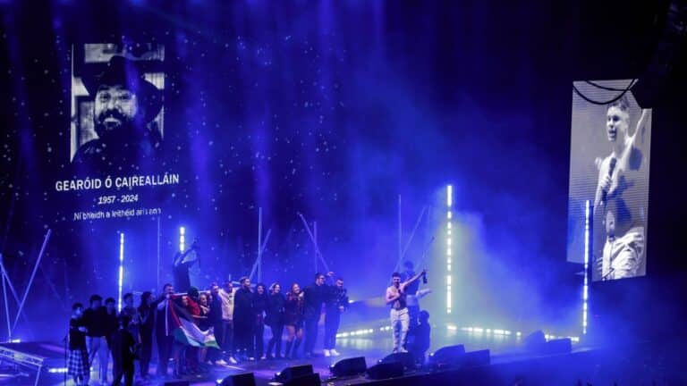 KneskÃ¥len hyller MÃ³glaÃ­ Baps avdÃ¸de far GearÃ³id Ã“ CaireallÃ¡in pÃ¥ utsolgt Belfast-show
