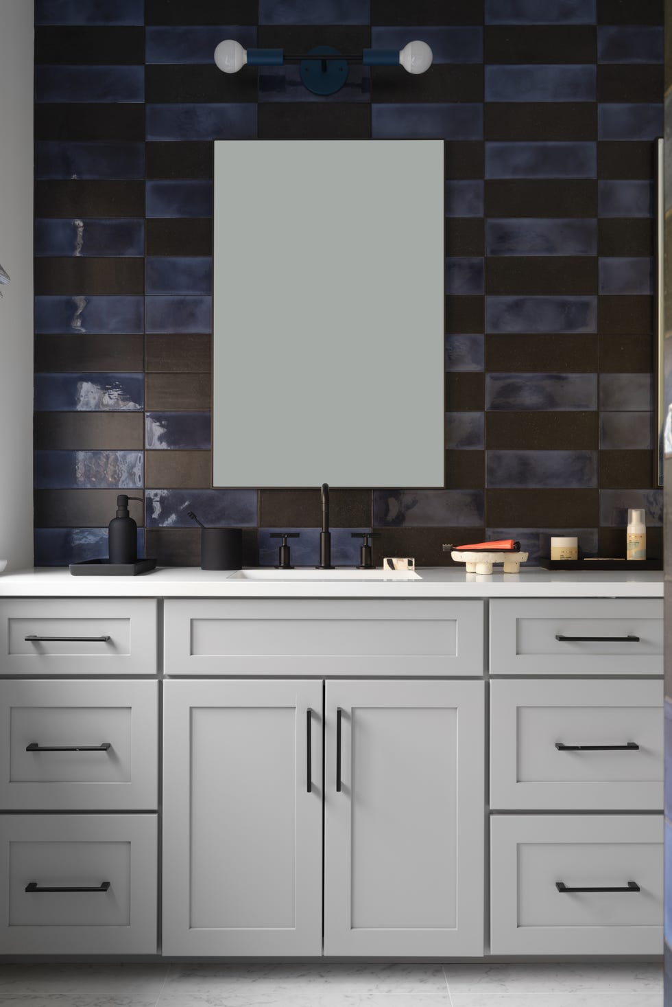 moderne bad med kontrasterende flisdesign og minimalistisk innredning moderne bad med kontrasterende flisdesign og minimalistisk innredning