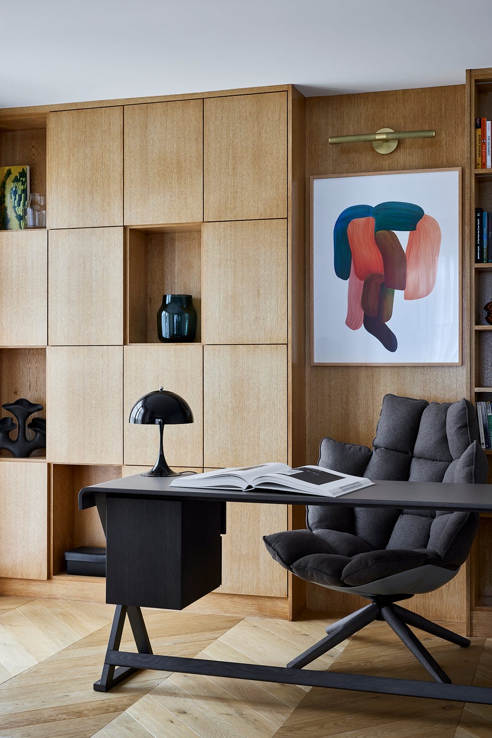 moderne arbeidsplass med en skrivebordsstollampe og dekorative elementer moderne arbeidsplass med en skrivebordsstollampe og dekorative elementer