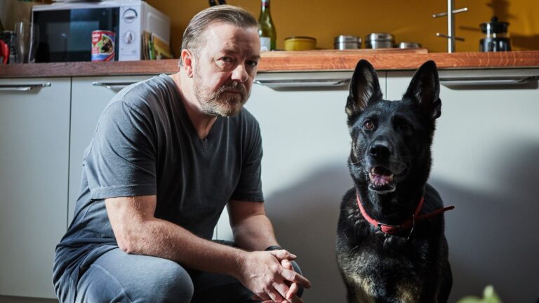 Ricky Gervais hyller sin hundemedstjerne "Anti"