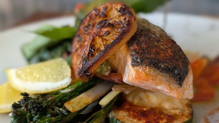 Trisha Lewis' bakt laksebrettbake med chimichurri