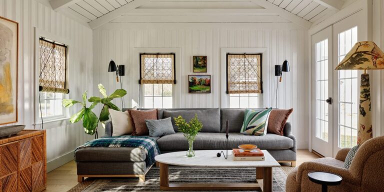 Denne sjarmerende Cape Cod -hytta har "Nooks and Crannies Galore"