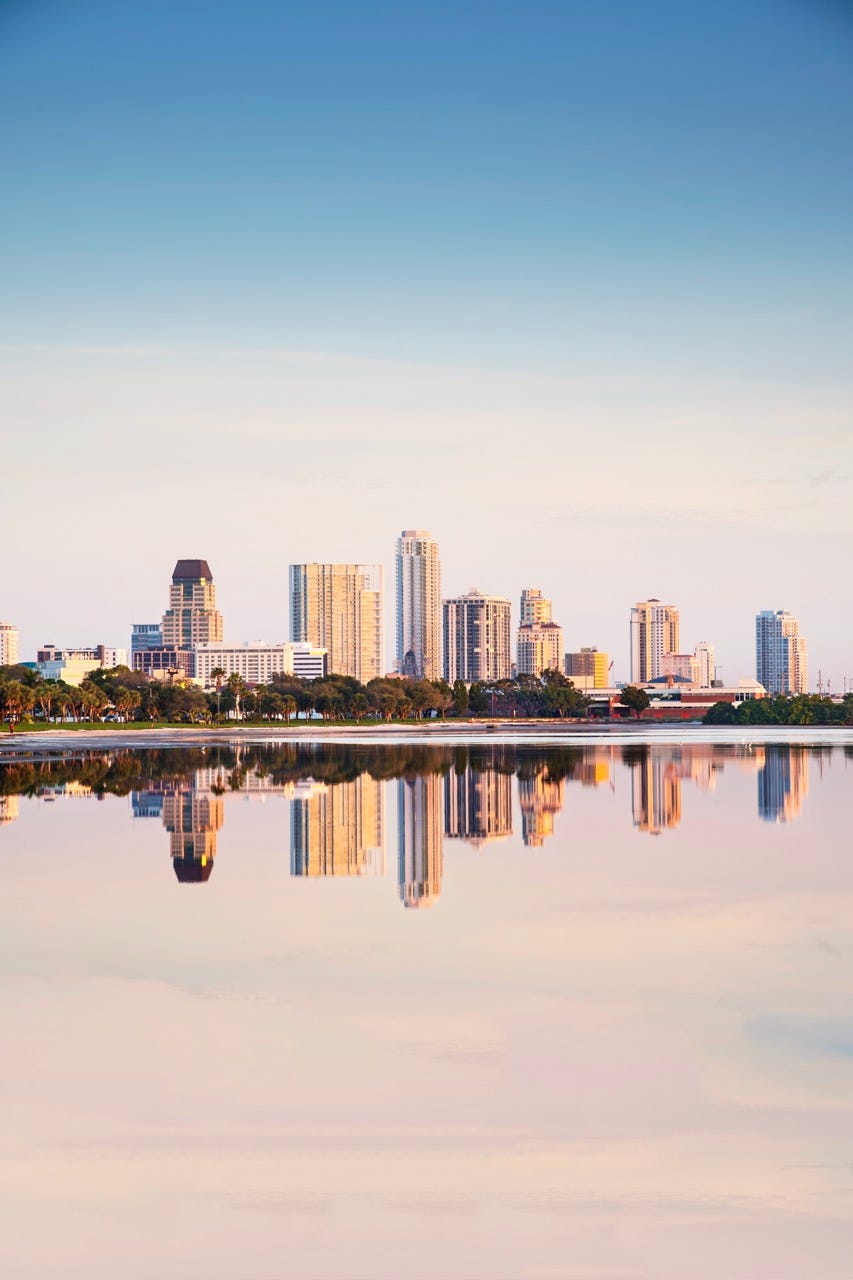 voksende skyline av sentrum av Saint Petersburg, Florida reflekteres i vannet i tampa bay