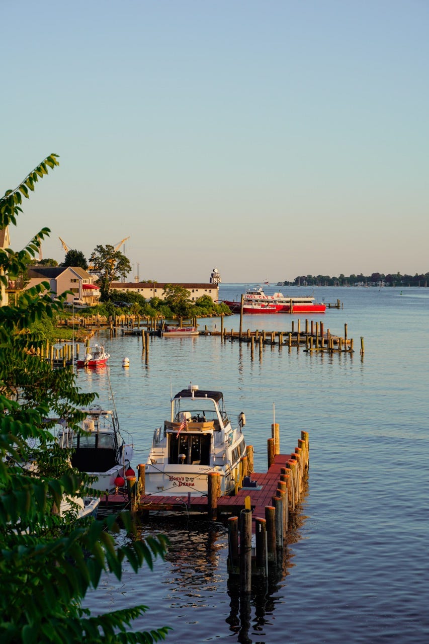 soloppgang over hus ved elvebredden i West Haven, Connecticut