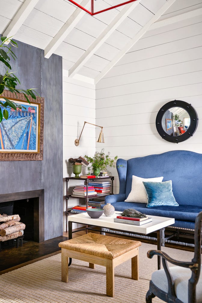 interiørdesigner Jeffrey Alan Marks' amerikanske koloniale vekkelse hjem nær sommerfuglstranden i montecito, california stue ildsted tilpasset sinkpanel kunst irene rice pereira, caldwell galleri speil blackman cruz teppe mitchell denburg samling benk lucca antikviteter bord saladino sofa antikk, i sandra jordan prima alpakka stoff vegglampe soane britain