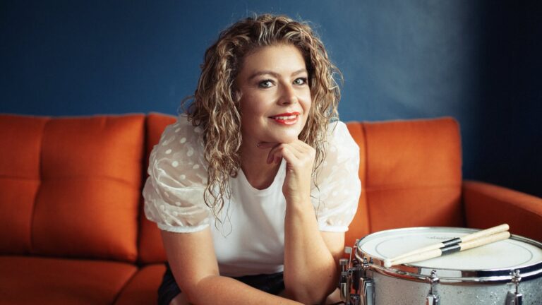 Bak musikken - Audrey Bridgeman