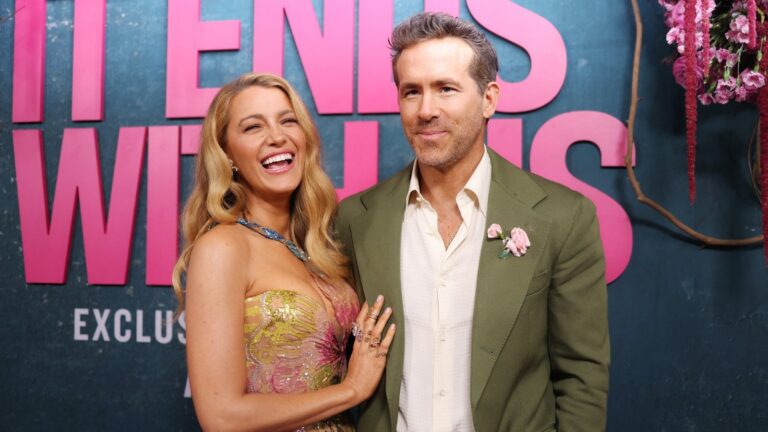 Justin Baldoni saksÃ¸ker Blake Lively, Ryan Reynolds for 400 millioner dollar