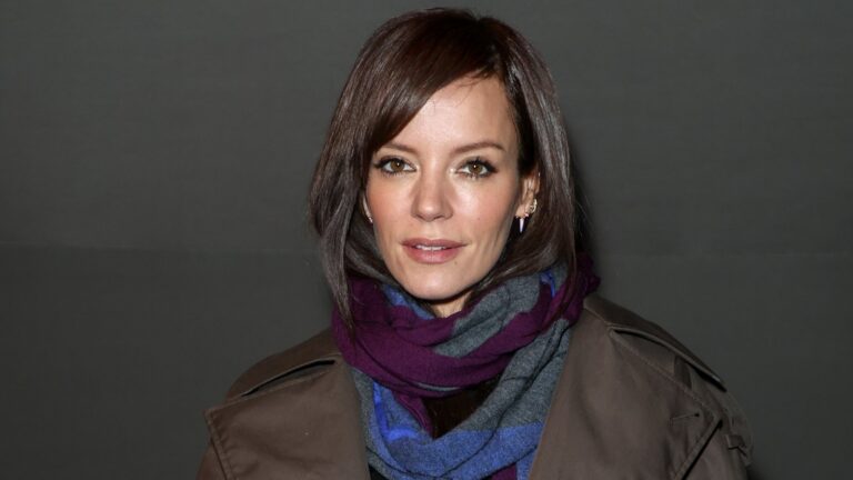 Lily Allen sier at mental helse "spiralerer" nÃ¥r hun hviler seg fra BBC-podcasten