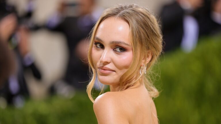 Lily-Rose Depp sier at hun og far Johnny Depp er "veldig forskjellige skuespillere"