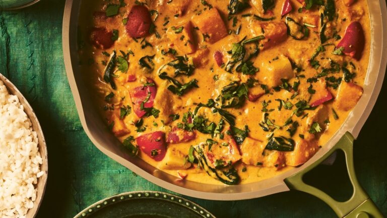 Nadiya Hussains vegetabilske peanÃ¸ttkarri med klebrig ris